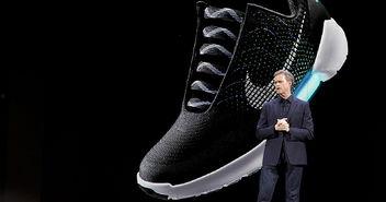 国产安踏自动系鞋带视频,智能鞋履引领时尚潮流